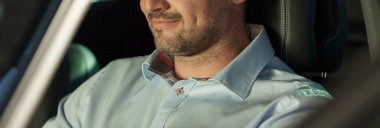 Arabada zarif yakışıklı adam