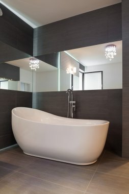 Süslü beyaz banyo