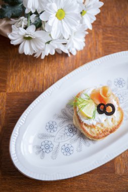 Somon ve süzme peynir snack