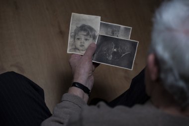 fotoğraflara bakarken