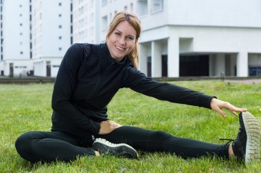 çimenlerin üzerinde ısınma kız