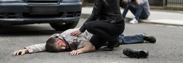 Homem atropelado por carro — Fotografia de Stock