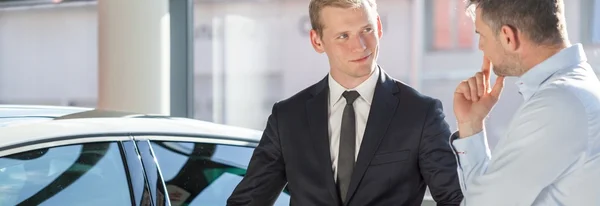 Joven hombre de negocios en el coche — Foto de Stock