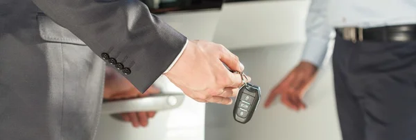 Man met de autosleutels in de hand — Stockfoto