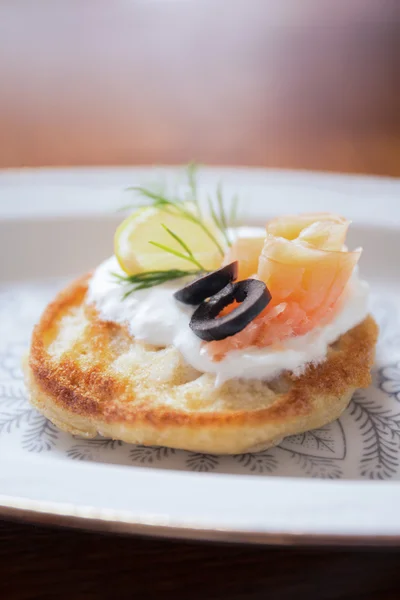 Baguete tostada com salmão — Fotografia de Stock