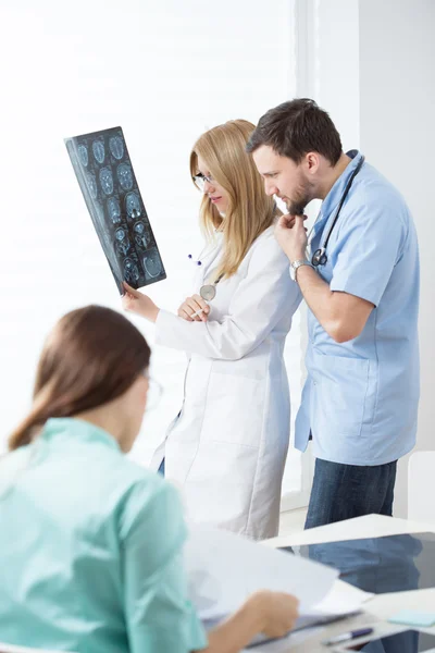 Checking the magnetic resonance imaging — Stock Photo, Image