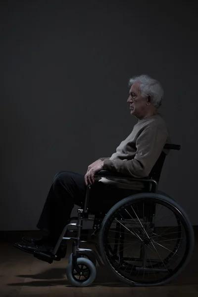 Инвалид-пенсионер в инвалидной коляске — стоковое фото