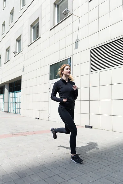 Kvinna jogging i stan — Stockfoto