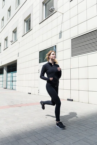 Jogging féminin en ville — Photo