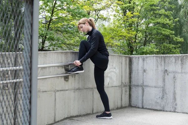 Vrouwelijke koppelverkoop schoenveters — Stockfoto