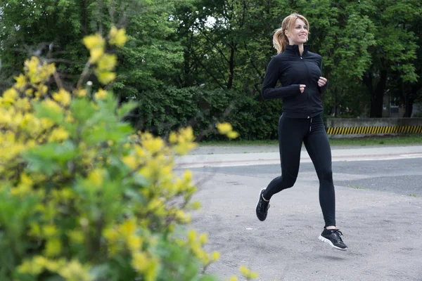Vrouw joggen in het park — Stockfoto