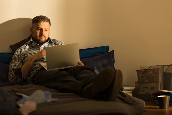 Älterer Mann mit Laptop — Stockfoto