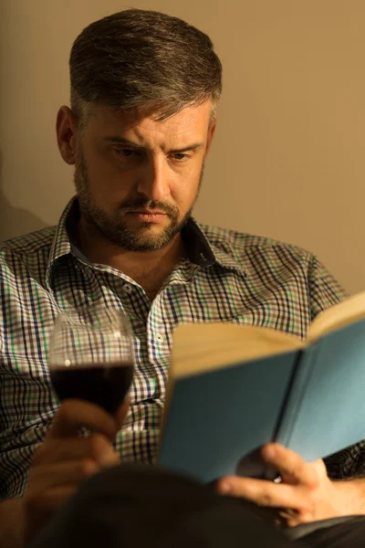 Hombre leyendo libro —  Fotos de Stock