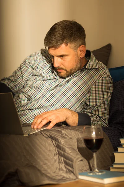 Man surfing on the internet — Stock Photo, Image