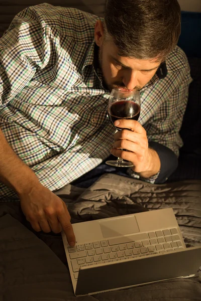 Mature guy with laptop — Stock Photo, Image