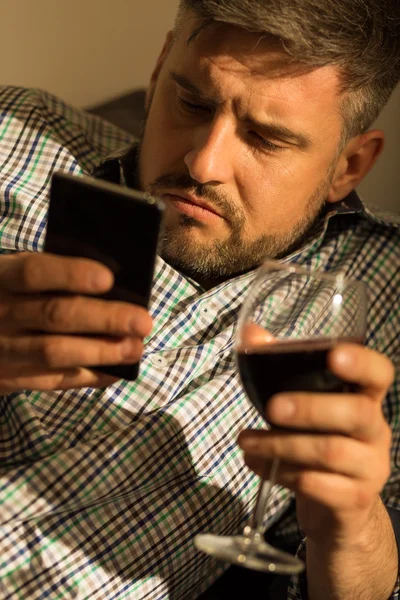 Homem segurando smartphone — Fotografia de Stock