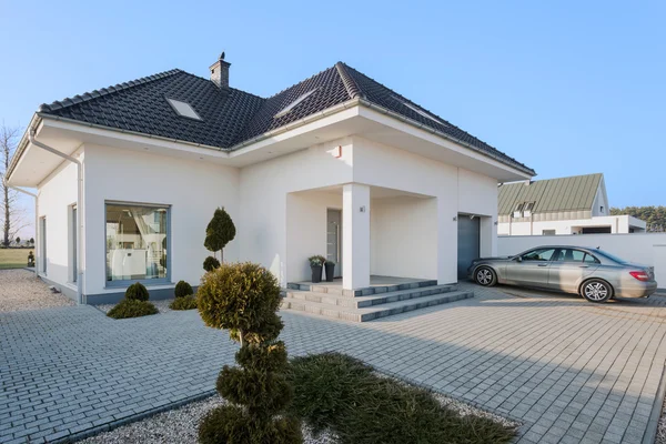 Residentie met garage — Stockfoto