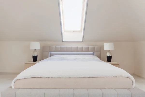 Білий двоспальне ліжко — стокове фото