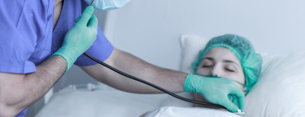 Врач осматривает пациента 