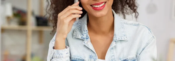 Talking on the phone — Stock Photo, Image