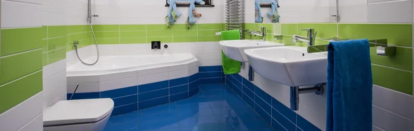 Zeitgenössisches Badezimmer in hellen Farben — Stockfoto
