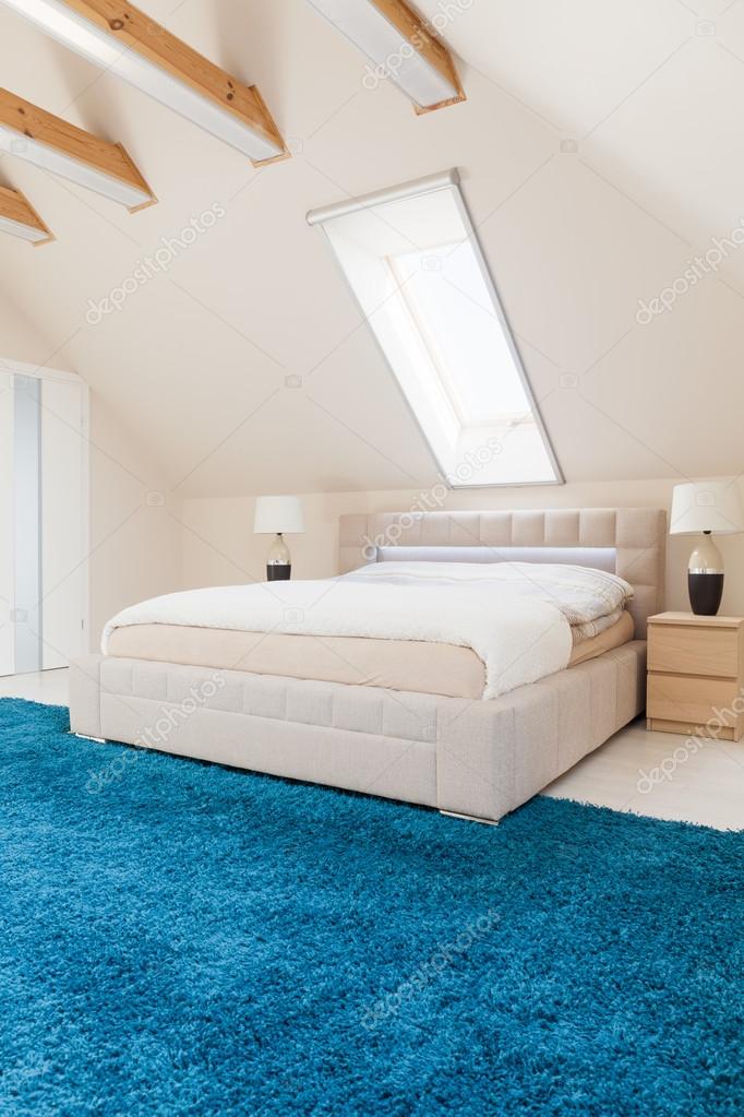 Slaapkamer met blauw tapijt — Stockfoto © photographee.eu #80578116 Slaapkamer met blauw tapijt — Stockfoto © photographee.eu #80578116