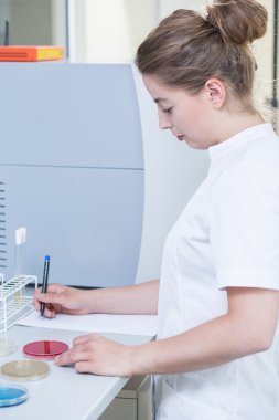 kadın bilimci deney yapıyor