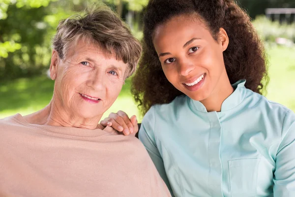 Freundschaft zwischen Rentner und Krankenschwester — Stockfoto
