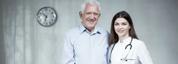 Uomo anziano con medico donna — Foto Stock