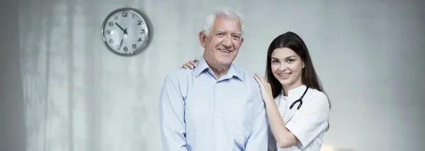 Anciano con practicante femenina — Foto de Stock