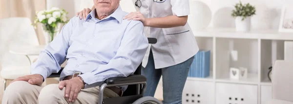 Tekerlekli sandalyede oturan emekli — Stok fotoğraf