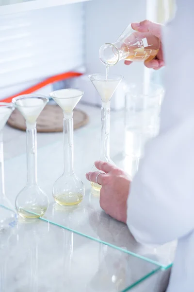 Sperimentazione chimica in laboratorio — Foto Stock
