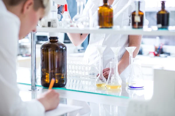 Trabajando en el laboratorio científico — Foto de Stock