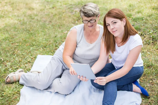 Büyükanne öğrenmeyi nasıl tablet kullanma — Stok fotoğraf