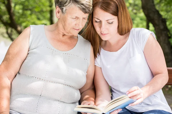 Mujer viendo álbum familiar con la abuela — Foto de Stock