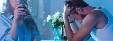 Kız erkek arkadaşıyla kesiliyor