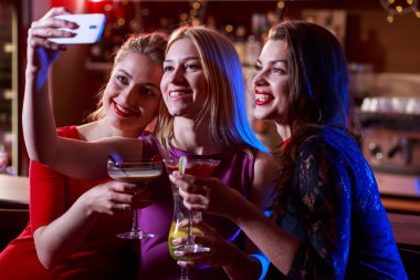 Selfie, çekici kızlar bar
