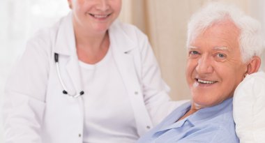 Yatakta yatan hasta adam