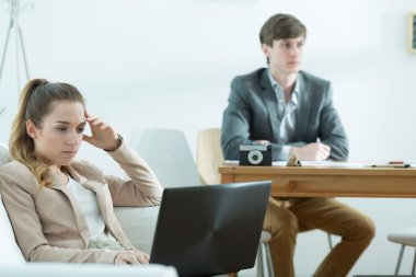İş yerinde sıkılmış iş adamları