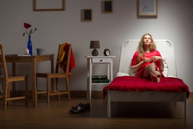 Yalnız apartman dairesinde yaşayan