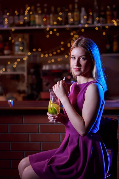 Mujer en el bar — Foto de Stock