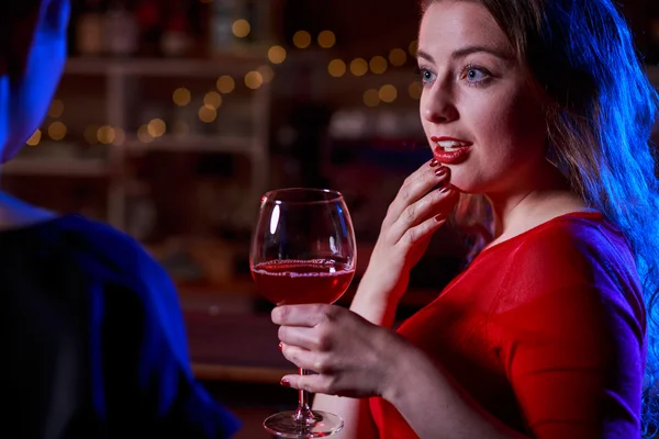 Retrato de la mujer en el bar — Foto de Stock