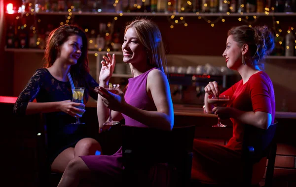 Três mulheres bonitas no bar — Fotografia de Stock