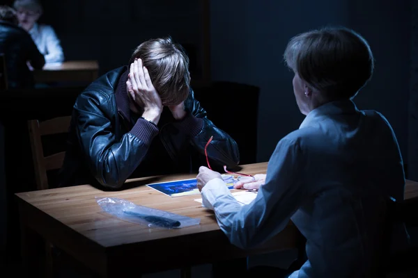 Ung gärningsman som täcker öronen — Stockfoto