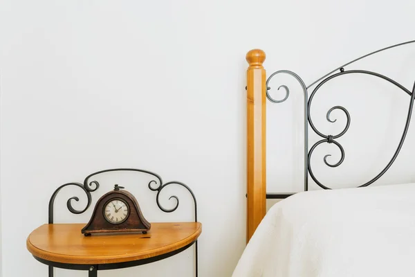 Elegante mesa de cabeceira — Fotografia de Stock