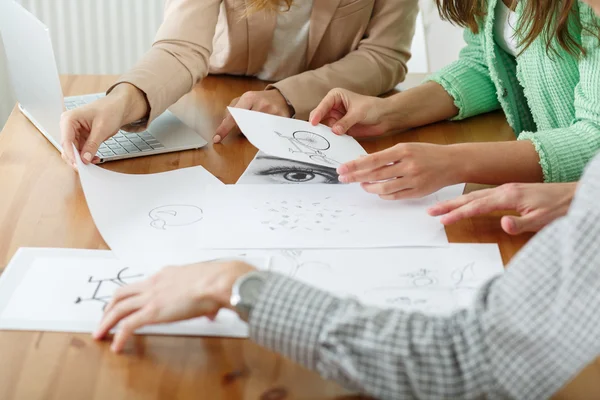 Trabajar en un proyecto creativo — Foto de Stock