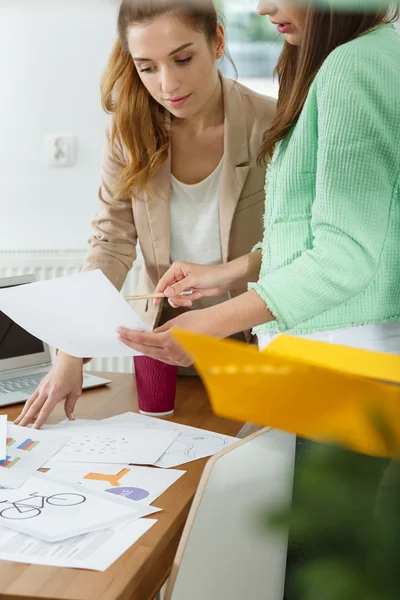 Diseñadores discutiendo sobre el proyecto —  Fotos de Stock