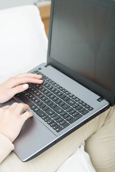 Ondernemer te typen op het toetsenbord — Stockfoto