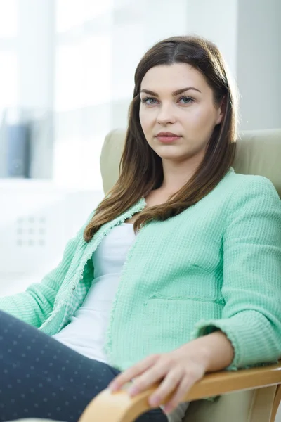 Affärskvinna som sitter i en fåtölj — Stockfoto