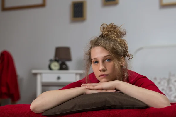 Mujer somnolienta en la cama —  Fotos de Stock